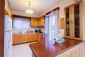 Spacious Urban Haven-family Home Perfect Location