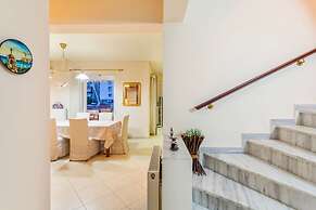 Spacious Urban Haven-family Home Perfect Location