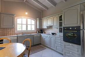 Serene Seaside Bliss - Lush Secluded Garden Oasis