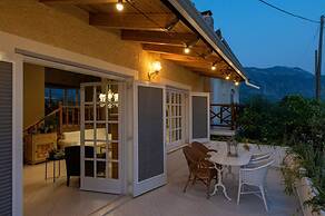 Serene Seaside Bliss - Lush Secluded Garden Oasis