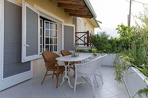 Serene Seaside Bliss - Lush Secluded Garden Oasis