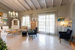 Serene Seaside Bliss - Lush Secluded Garden Oasis