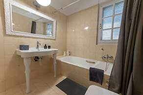 Serene Seaside Bliss - Lush Secluded Garden Oasis