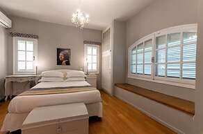 Serene Seaside Bliss - Lush Secluded Garden Oasis