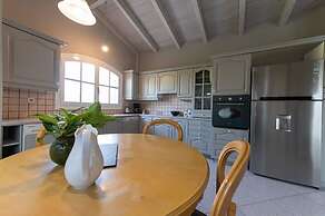 Serene Seaside Bliss - Lush Secluded Garden Oasis