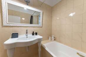 Serene Seaside Bliss - Lush Secluded Garden Oasis