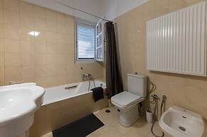 Serene Seaside Bliss - Lush Secluded Garden Oasis