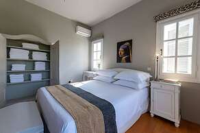 Serene Seaside Bliss - Lush Secluded Garden Oasis