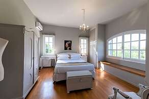 Serene Seaside Bliss - Lush Secluded Garden Oasis