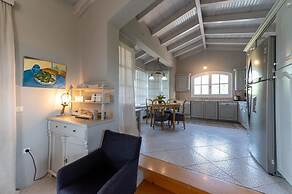 Serene Seaside Bliss - Lush Secluded Garden Oasis