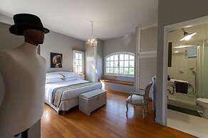 Serene Seaside Bliss - Lush Secluded Garden Oasis