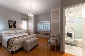 Serene Seaside Bliss - Lush Secluded Garden Oasis