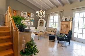 Serene Seaside Bliss - Lush Secluded Garden Oasis