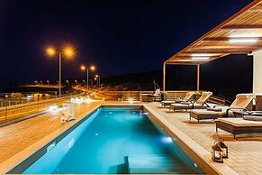 Seaside Summer Bliss - Aurora Luxury Pool Paradise