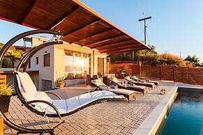 Seaside Summer Bliss - Aurora Luxury Pool Paradise