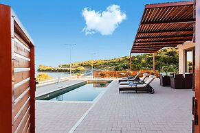 Seaside Summer Bliss - Aurora Luxury Pool Paradise