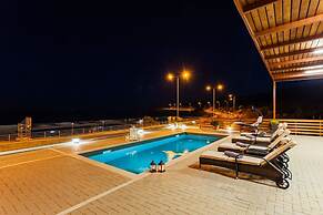 Seaside Summer Bliss - Aurora Luxury Pool Paradise