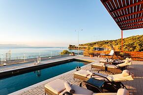 Seaside Summer Bliss - Aurora Luxury Pool Paradise