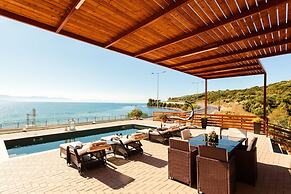 Seaside Summer Bliss - Aurora Luxury Pool Paradise