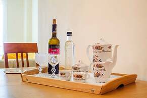 Athens Strawberry Hideaway - City Chic Retreat