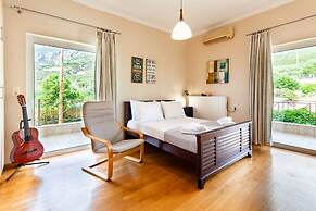 Sunset Paradise - Verga s Ultimate Seaview Getaway