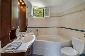 Live the Summer Dream at Gaios Cozy Retreat