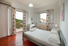 Live the Summer Dream at Gaios Cozy Retreat