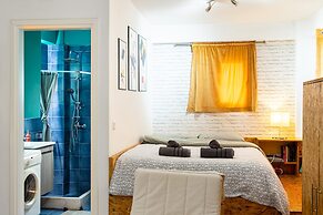 Downtown Central Suite With Private Parking