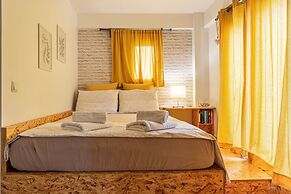 Downtown Central Suite With Private Parking