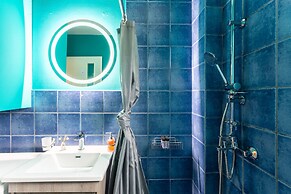 Downtown Central Suite With Private Parking