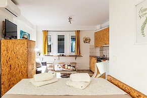 Downtown Central Suite With Private Parking