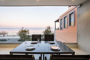 Beachfront Artemida Retreat - Peony Seabreeze Gem