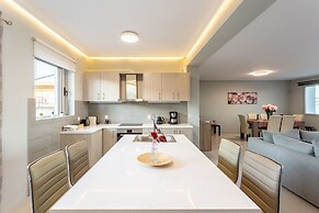 Beachfront Artemida Retreat - Peony Seabreeze Gem