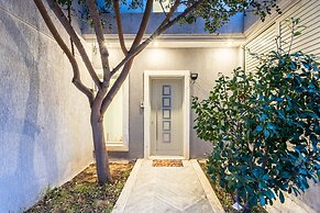 Beachfront Artemida Retreat - Peony Seabreeze Gem