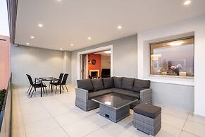 Beachfront Artemida Retreat - Peony Seabreeze Gem