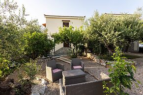 Stoupa Oasis - Spitiko Garden Getaway
