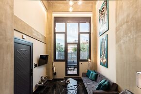Ventiri Lofts - Luxury Duplex w Private Garden