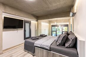 Ventiri Lofts - Luxury Duplex w Private Garden