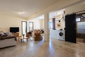 Acropolis Zen A Chic Home in the Center of It All