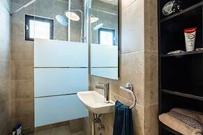 Acropolis Zen A Chic Home in the Center of It All