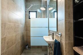 Acropolis Zen A Chic Home in the Center of It All