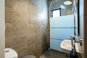 Acropolis Zen A Chic Home in the Center of It All