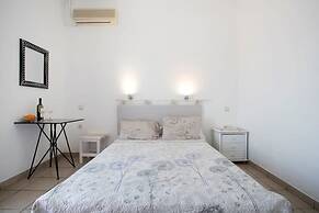 Vibrant Spetses - Mata Colorful Nest