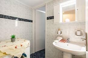 Seaside Family Haven - Avia s Spacious Getaway