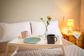 Seaside Family Haven - Avia s Spacious Getaway