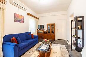 Seaside Family Haven - Avia s Spacious Getaway