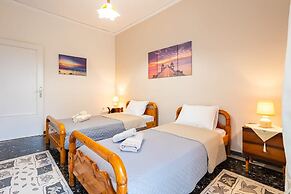 Seaside Family Haven - Avia s Spacious Getaway