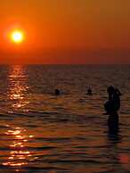 Seaside Family Haven - Avia s Spacious Getaway