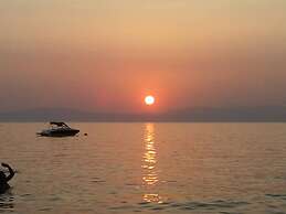 Seaside Family Haven - Avia s Spacious Getaway