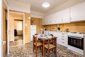 Seaside Family Haven - Avia s Spacious Getaway